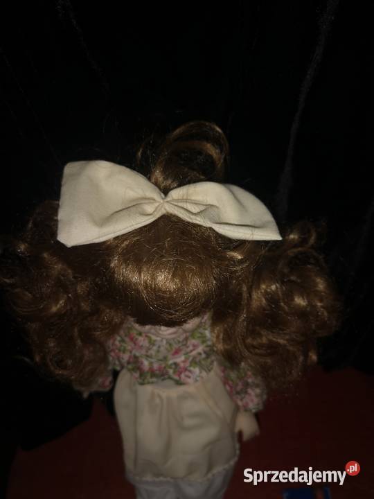 Lalka kolekcjonerska z kokardą