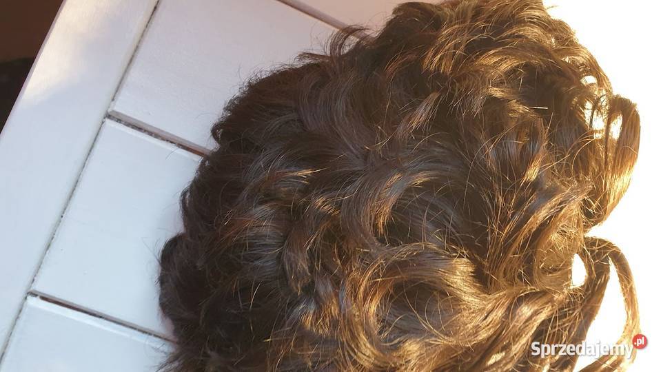 Peruka z włosów syntetycznych
