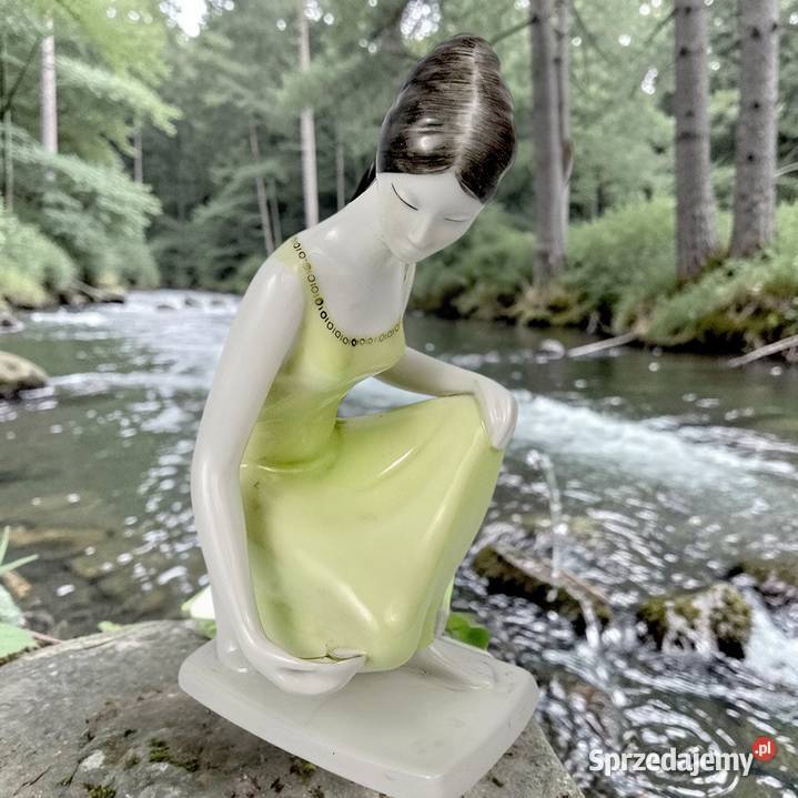 WYPRZEDAŻ dziewczyna wodą zielona Hollohaza Porcelana i szkło mazowieckie Bronisze