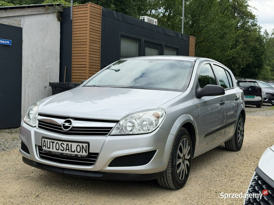 Opel Astra garażowany
