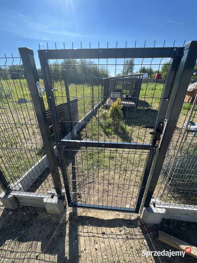 Ogrodzenie panelowe Końskie podmurówki betonowe