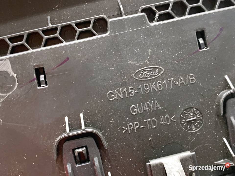 KRATKA NAWIEWU PRZÓD ŚRODKOWA FORD ECOSPORT Wyposażenie wnętrza