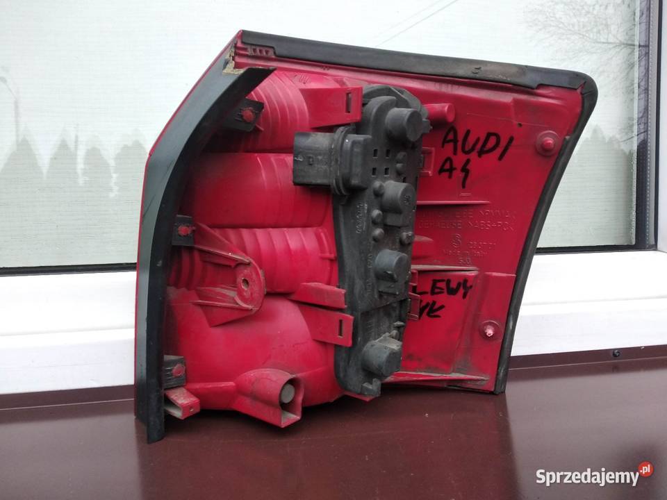 Audi A4 B6 Avant kombi lampa tył tylna lewa