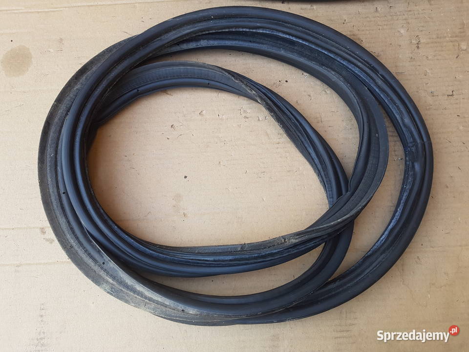 Toyota Auris II E18 uszczelka uszczelki wnęki Legnica