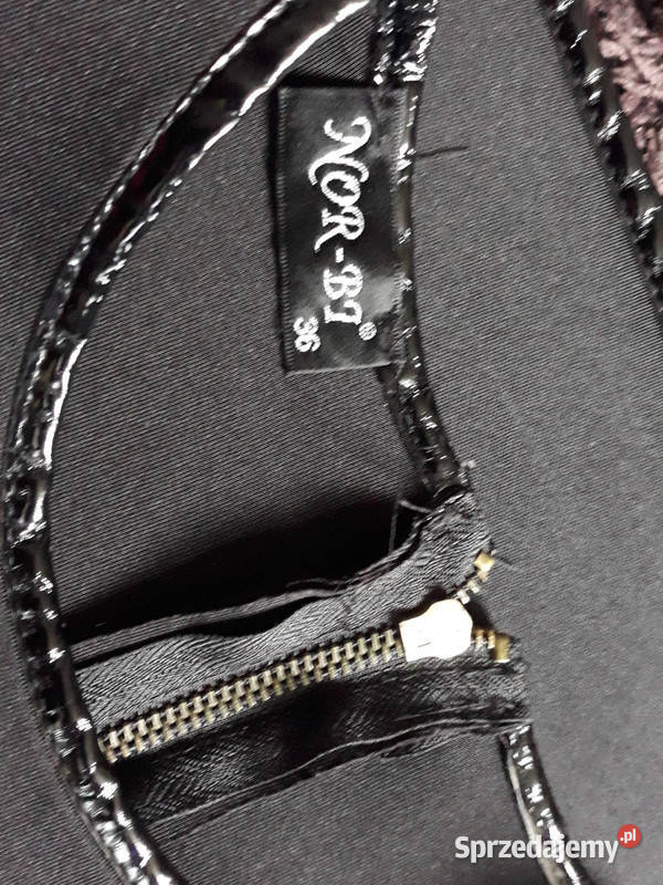 Czarna sukienka piankowa z lakierkową oblamowką Z falbankami