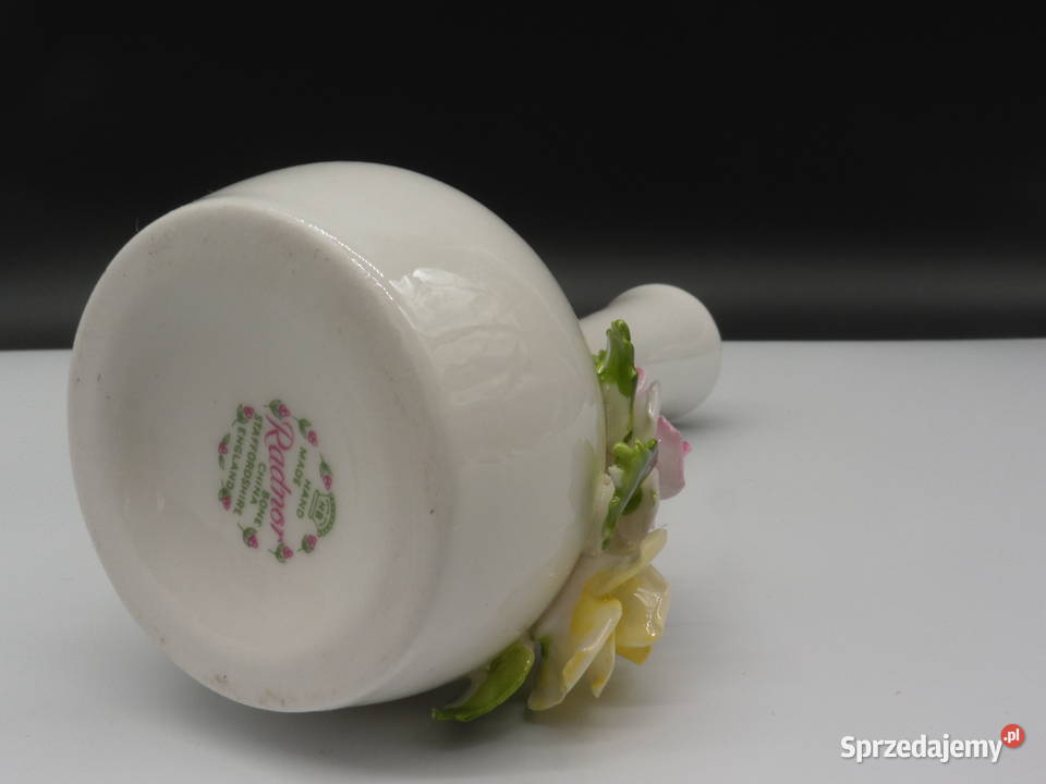 Wazon z porcelany kostnej Staffordshire z różami Raszków