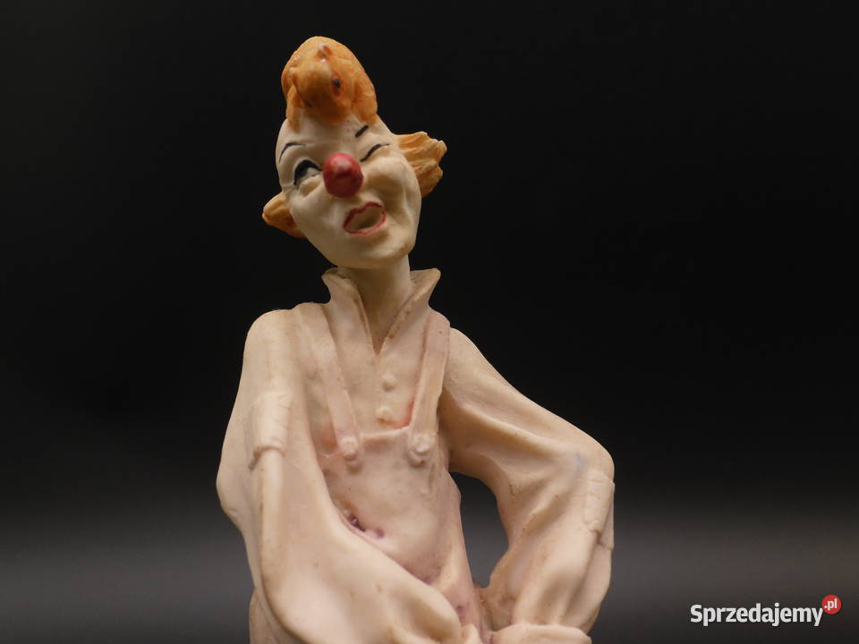 Figurka żywiczna klauna z wiewiórką na głowie Porcelana i szkło Raszków
