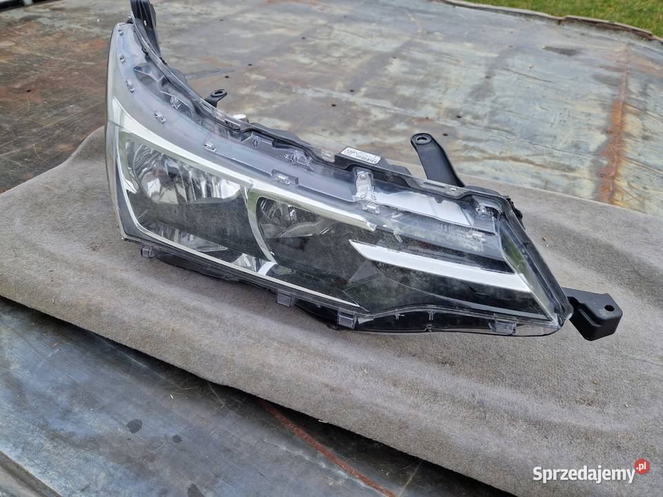 Toyota Corolla E16 LIFT reflektor LED ORG EU osobowe Mielec