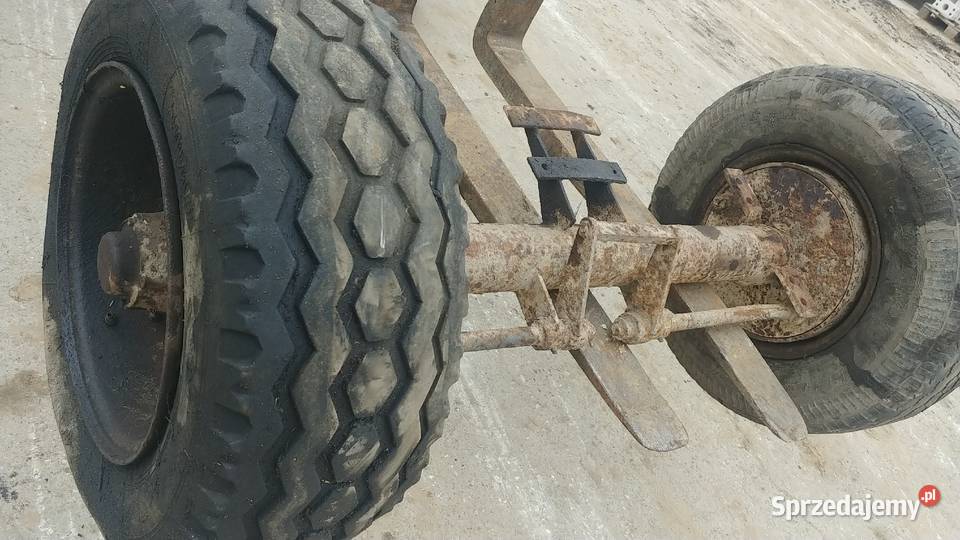 Oś koła rozrzutnika przyczepy