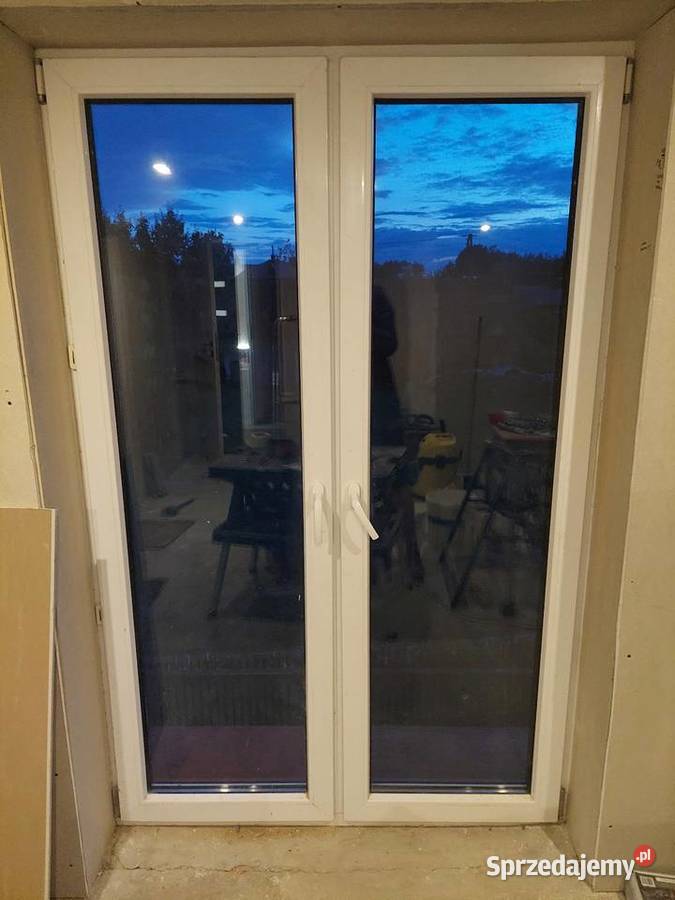 Okno drzwi balkonowe dwuskrzydłowe z moskitierą Drzwi balkonowe i tarasowe Korzeniów