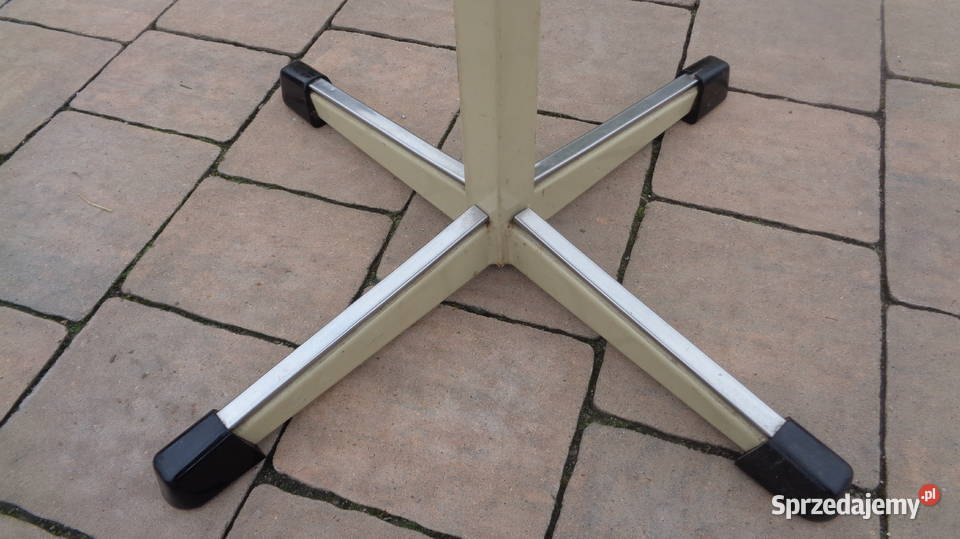 mały stołek vintage metalowy Strzelno