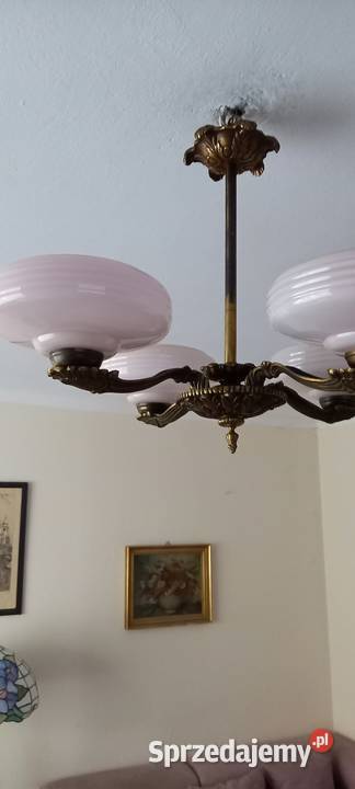 Mosiężny czteroramienny żyrandol z kloszami