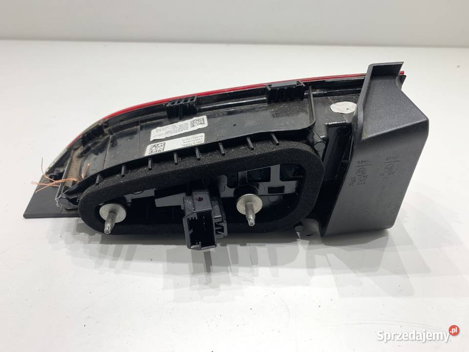 LAMPA TYŁ LEWA WEWNĘTRZNA SKODA KAMIQ 658945307A osobowe