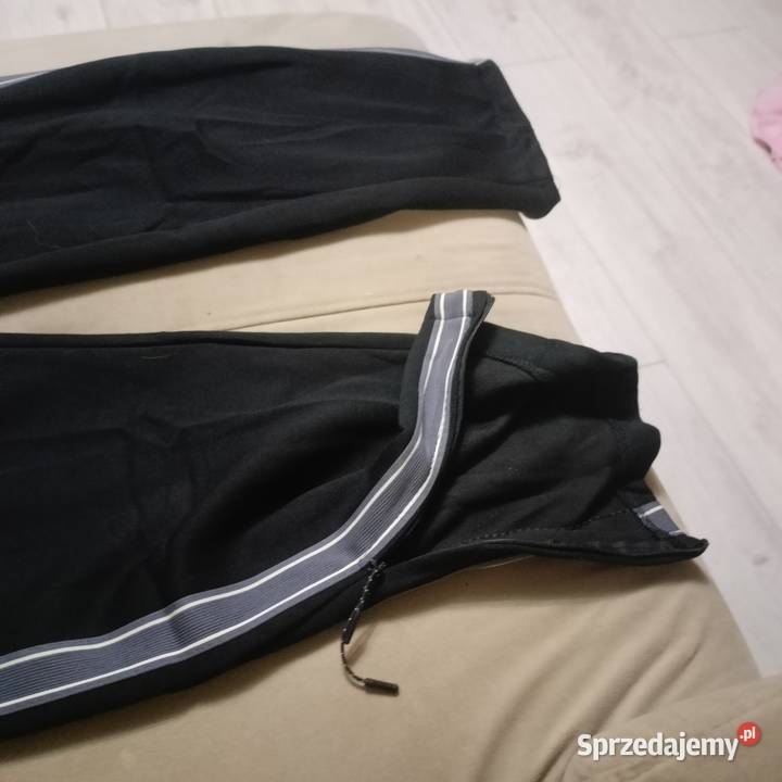 Czarne spodnie dresowe z lampasem SM Streetwear Spodnie wielkopolskie Weronikopole