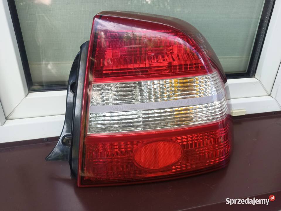 Kia Shuma lampa tył tylna prawa lampy tylne