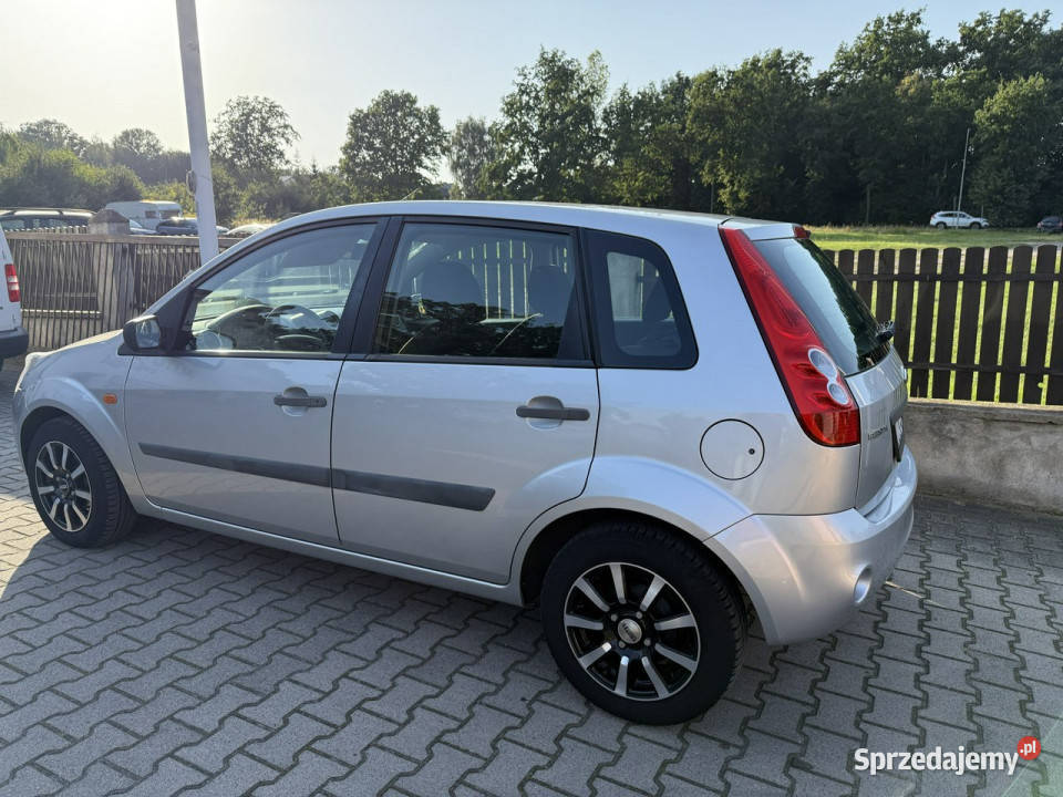Ford Fiesta 13 benzyna zarejestrowana Mk6 srebrny