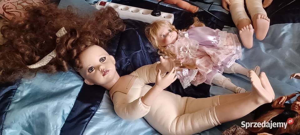 kolekcja porcelanowych i uszkodzonych lal