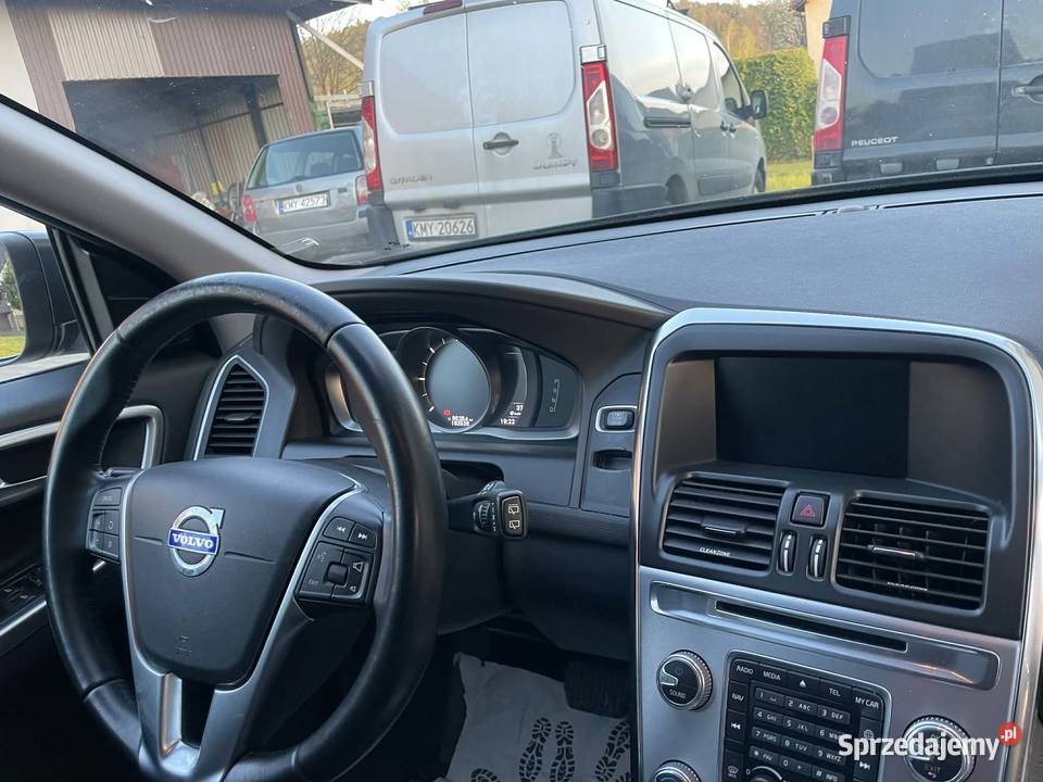 Volvo XC60 Rok produkcji 2017 Wiśniowa