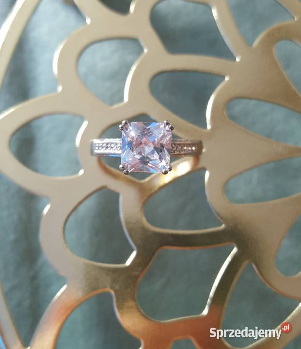 Nowy pierścionek srebrny kolor kwadratowa sprzedam