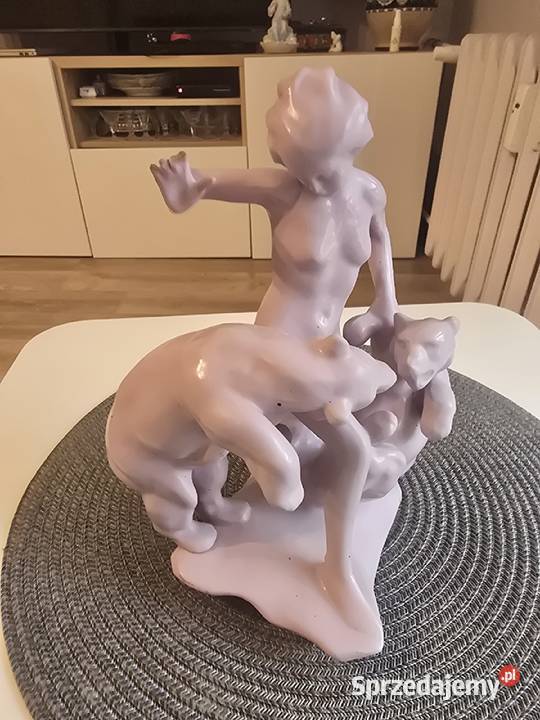 Figurka porcelanowa kobieta z niedźwiedziami Poznań