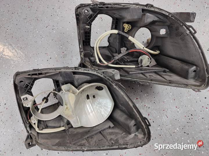 Dwie prawe obudowy Toyota Avensis części Kielcza