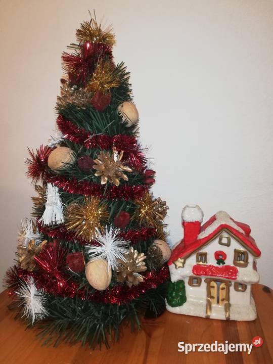 Sztuczna choinka z ozdobami świąteczny domek mazowieckie