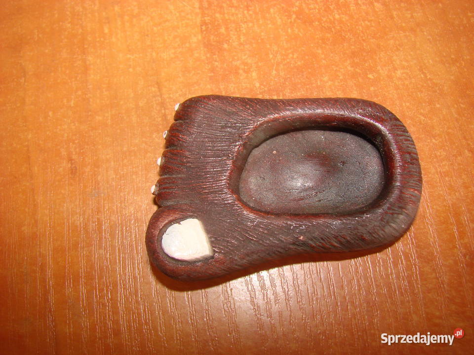 małą ceramiczna stopa