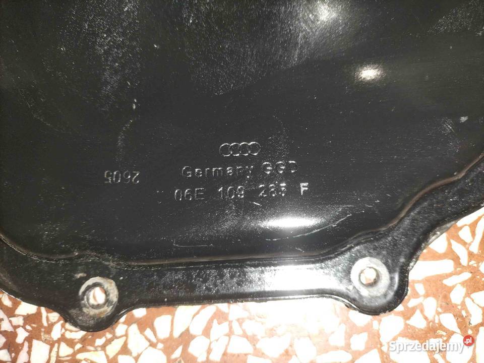 Pokrywa rozrządu lewej stronie AUDI A4B7 B8 A5 osobowe Poręba