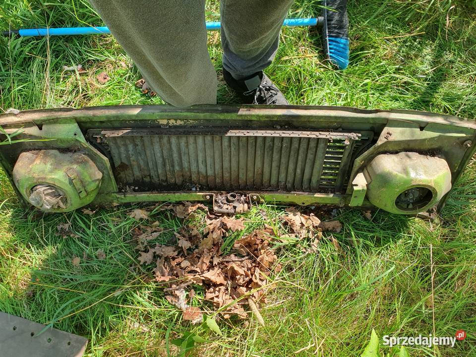 Front pas przedni zielony ze światłami grill