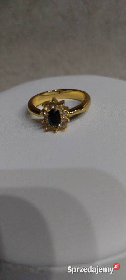 Pierścionek z cyrkoniami