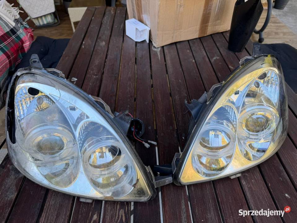 Przednie reflektory soczewkowe Toyota Yaris