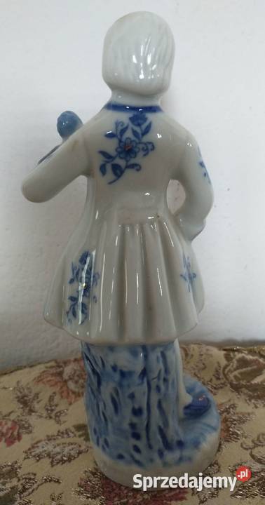 Porcelanowa figurka szlachcica w stroju dworskim