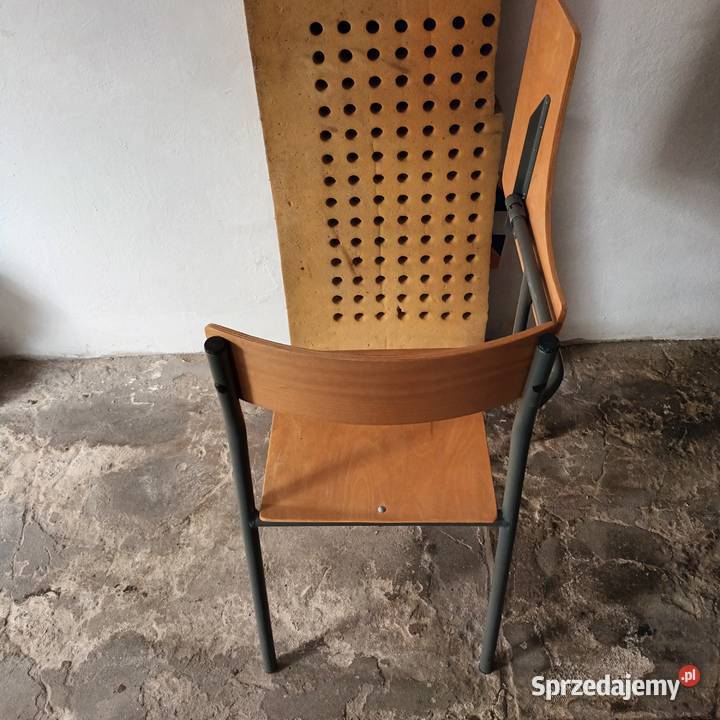 Krzesła drewniane z pulpitem