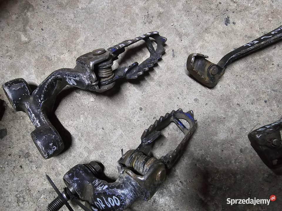 Suzuki DR 600 650 sety podnóżki kierowcy prawy Podnóżki i stopki Jelenia Góra