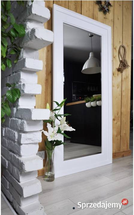 Duże lustro w białej klasycznej ramie art deco Brzuśnik