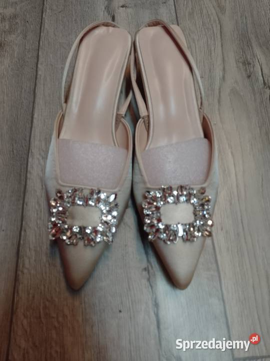 42 Beżowe bogato zdobione czółenka wieczorowe z Kraków