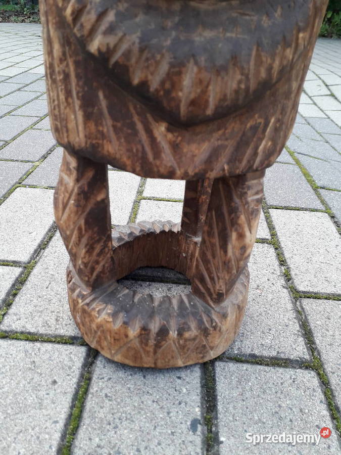 Stary rzeźbiony bęben
