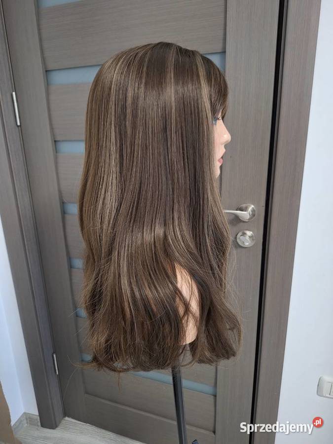 Długa peruka w kolorze szatynowym z grzywką Malbork