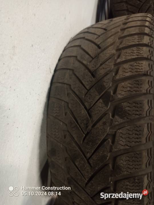 BMW seria E90 zimowe koła z kołpakami