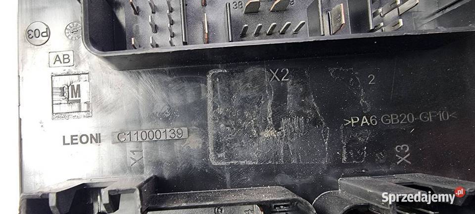 SKRZYNKA BEZPIECZNIKÓW OPEL ASTRA J 13368641 osobowe kujawsko-pomorskie Lipno