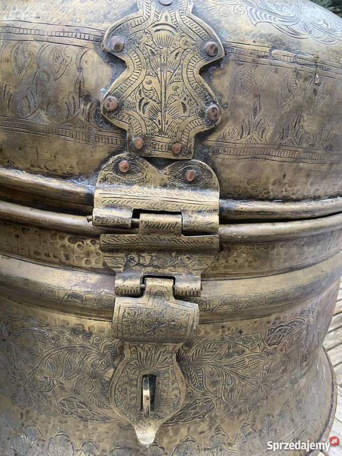 Ogromne średniowieczne naczynia z brązu donica