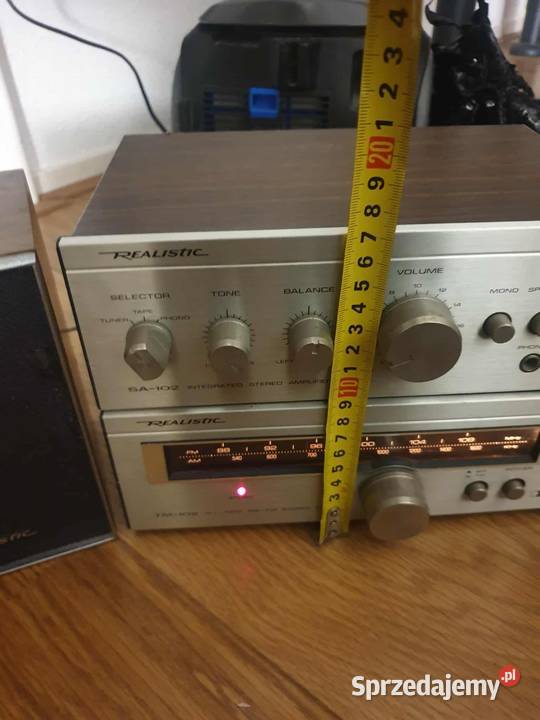 Realistic mini wieża z kolumnami vintage