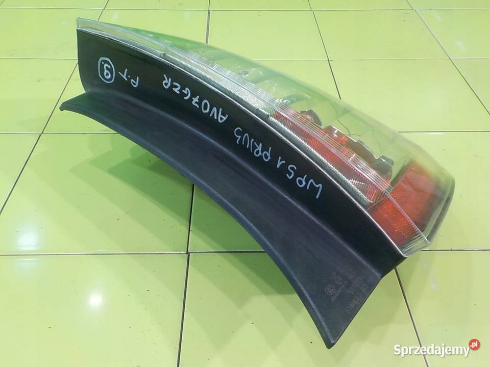 TOYOTA PRIUS II 15 VVTI 07r HB 5D lampa prawa Suków