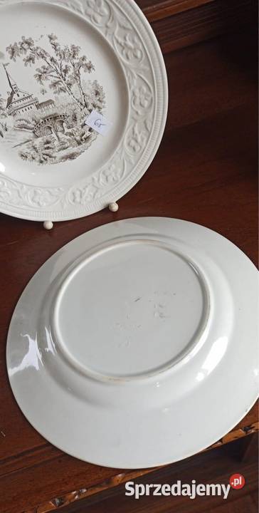 Talerz z reliefem na kołnierzu talerza Syg