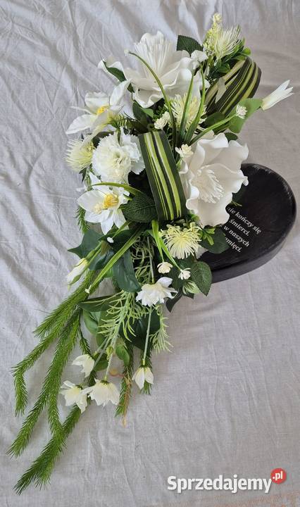 Stroik kompozycja na cmentarz w ozdobnym sercu Pleszew