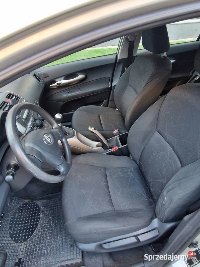 Toyota Auris D4D 2008 srebrny metallic 172