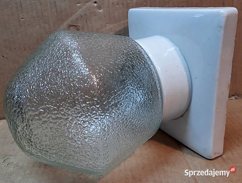 Lampa z oprawą porcelanową naścienna E 27 z lat