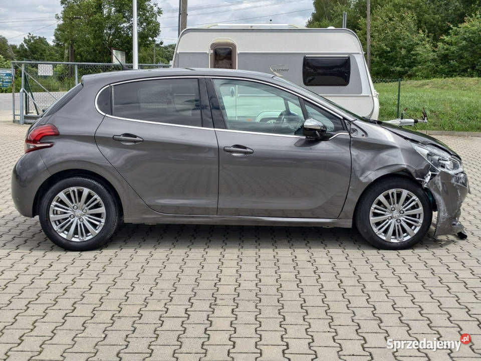 Peugeot 208 lifcie 12 benzyna 110 niski przebieg Kęty