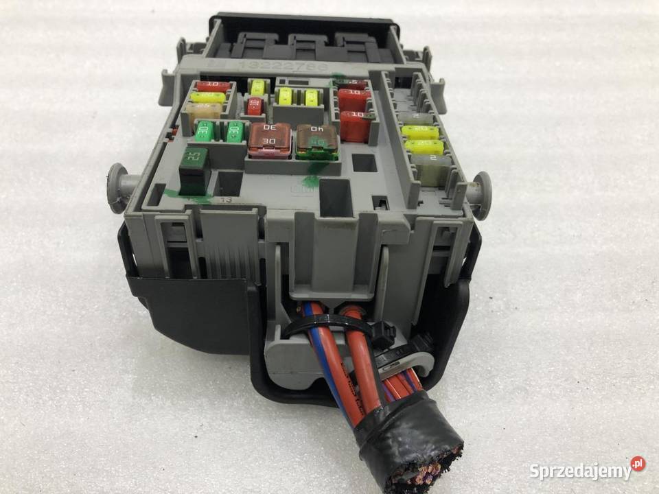 SKRZYNKA BEZPIECZNIKÓW OPEL INSIGNIA A 13222786