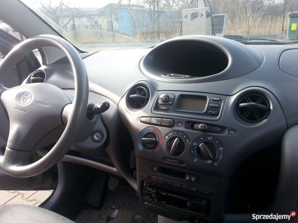Toyota Yaris zielony metalik wersja Japońska manualna